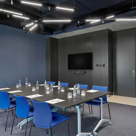 Tribe Budapest Airport ホテル 4*