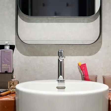 Tribe Budapest Airport ホテル 4*