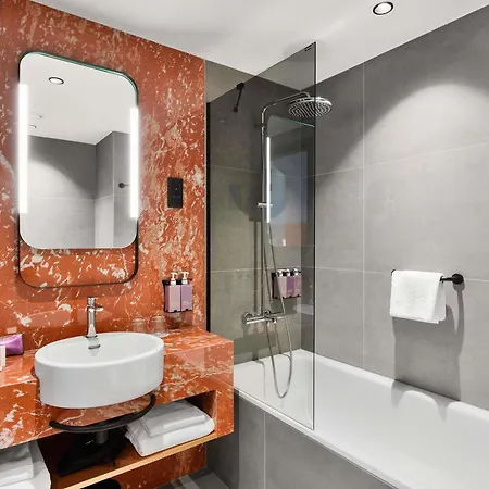 ホテル Tribe Budapest Airport 4*